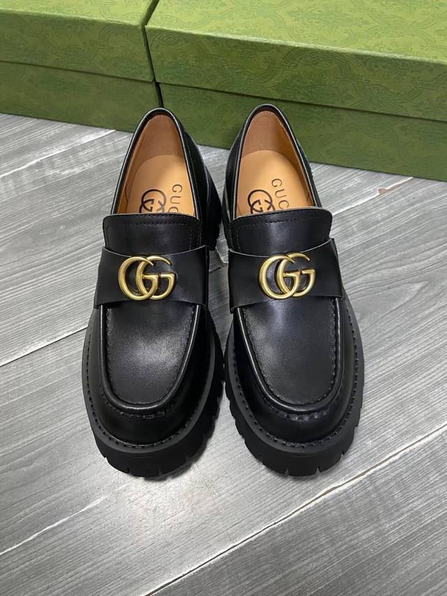 Gucci 最新最火爆的双G扣英伦学院风复古厚底乐福鞋各地专柜纷纷卖断货的一款 最近厚底单鞋都很火爆 就是因为好显瘦 搭配G家标志性的铜制扣 后跟部分3D电脑刺
