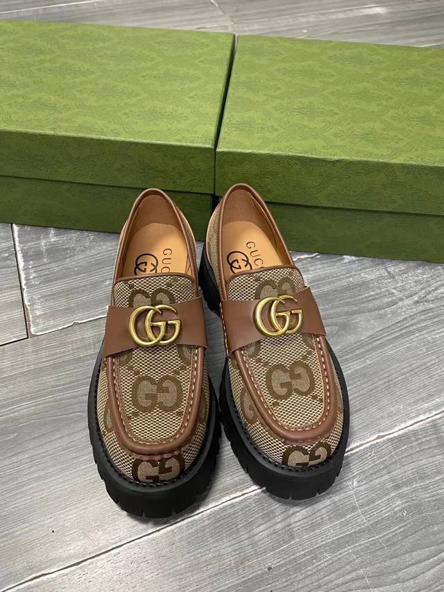 Gucci 最新最火爆的双G扣英伦学院风复古厚底乐福鞋各地专柜纷纷卖断货的一款 最近厚底单鞋都很火爆 就是因为好显瘦 搭配G家标志性的铜制扣 后跟部分3D电脑刺