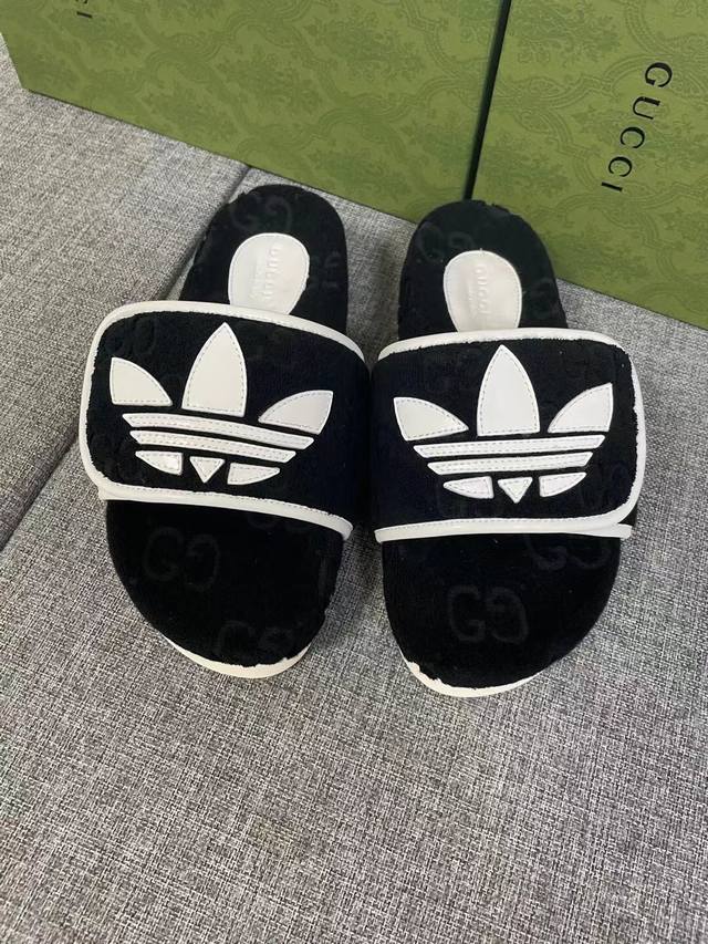 adidas x Gucci联名系列女士GG防水台拖鞋作为adidas x Gucci系列之一，这款防水台拖鞋饰有Trefoil皮革贴饰。adidas和Gucc