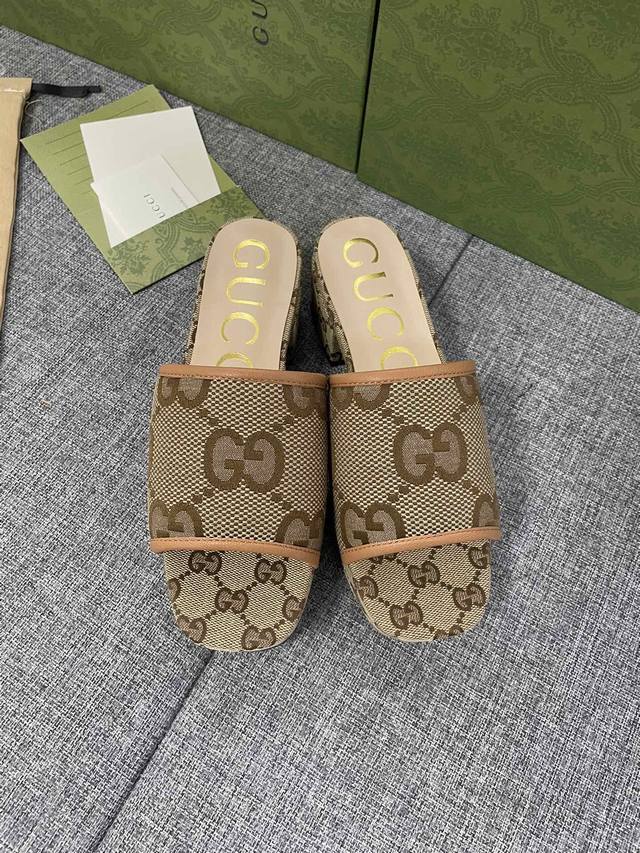Gucci Love Parade 沿着标志性的好莱坞大道呈现，既是回归，也是开始。一个理想的重新开始的地方，地理环境不仅参考了创意总监的第一个广告系列，而且也