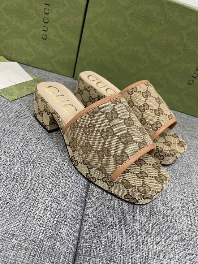 Gucci Love Parade 沿着标志性的好莱坞大道呈现，既是回归，也是开始。一个理想的重新开始的地方，地理环境不仅参考了创意总监的第一个广告系列，而且也