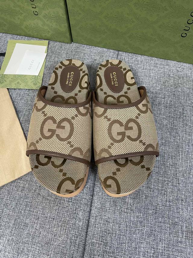 GUCCI 最新款拖鞋 男女同款大号 GG 厚底拖鞋 即时可识别的品牌标志，标志以新的和意想不到的方式丰富了设计。每一个标志背后都蕴含着品牌的传统和价值，是人们