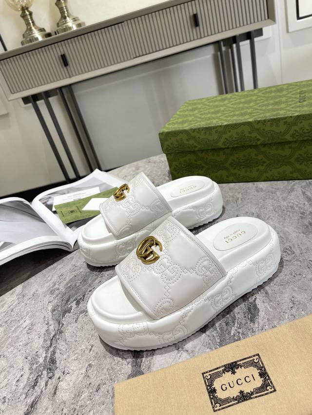 女士 GG 厚底凉拖鞋 gucci平台形状创意总监最喜欢的一款鞋，向几十年时尚工作经验致敬。现代风格的廓形贯穿 Gucci 系列，为款式注入时尚气息。这双凉拖鞋