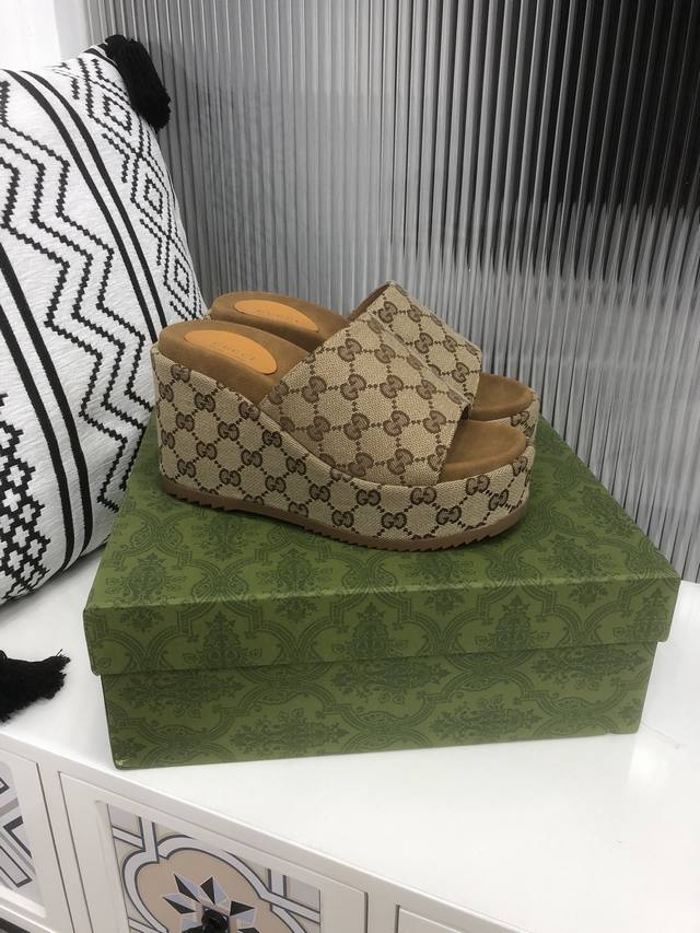 年Gucci官网最新款高版本限量款，厚底坡跟拖鞋 。顶级品质发售 购入正品开发 . 材质.工艺与原版一致鞋面：原版提花工艺内里：混种羊皮大底：意大利私模橡胶大底