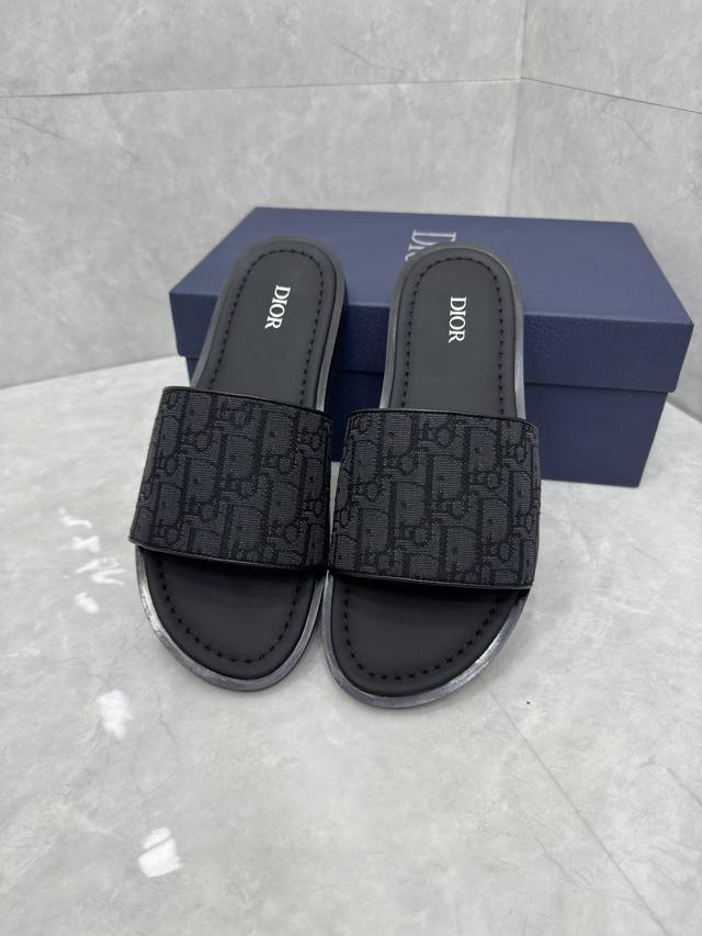 Dior Alias凉鞋是2024年新品，是一款悠闲而精致的作品。该风格采用米色和黑色Dior Oblique提花制成，展示了简单便捷设计。这款凉鞋由黑色皮革和