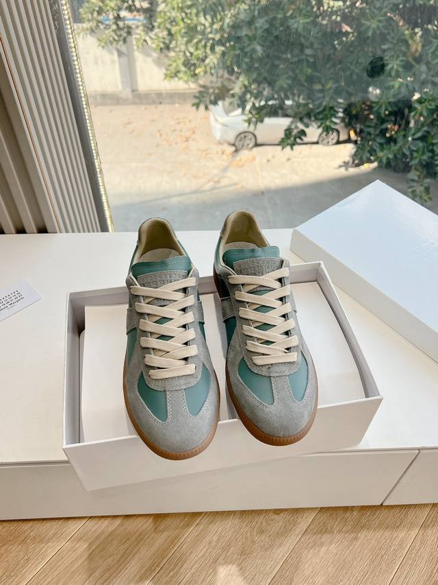 G035顶级版本 代购级别MaisonMargiela MM6德训休闲鞋鬼才设计师品牌，一个轻奢品牌上脚很百搭哦，也很随脚舒适，这一款德国训练鞋延续了经典的T形