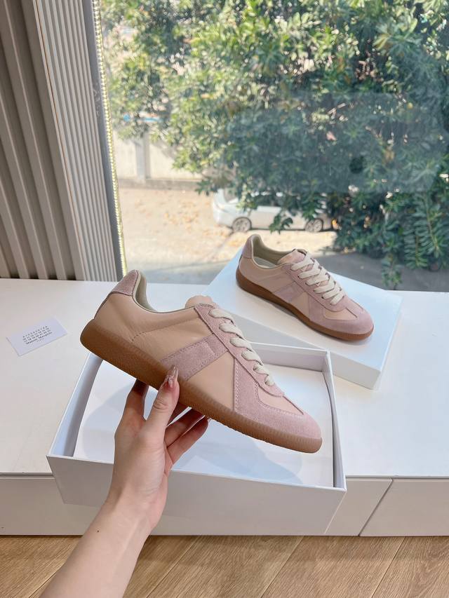 G035顶级版本 代购级别MaisonMargiela MM6德训休闲鞋鬼才设计师品牌，一个轻奢品牌上脚很百搭哦，也很随脚舒适，这一款德国训练鞋延续了经典的T形
