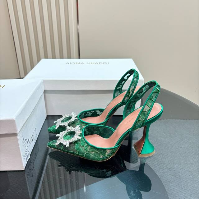 顶级版本钻扣 。Amina Muaddi 闪钻太阳花 绝美高跟凉鞋 正品1:1 复刻 顶级品质 购买原版 开发太阳花水钻扣 开模定制 历尽2个月才出来效果 AM