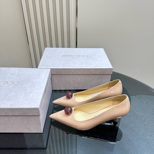 厂价 Jimmy Choo｜吉米周25WF早春新品水滴猫跟高跟鞋系列我们家JC一如既往品质优越 低调不失华丽 性感又不显张扬说的就是这款 上脚太好看了 鞋型是大