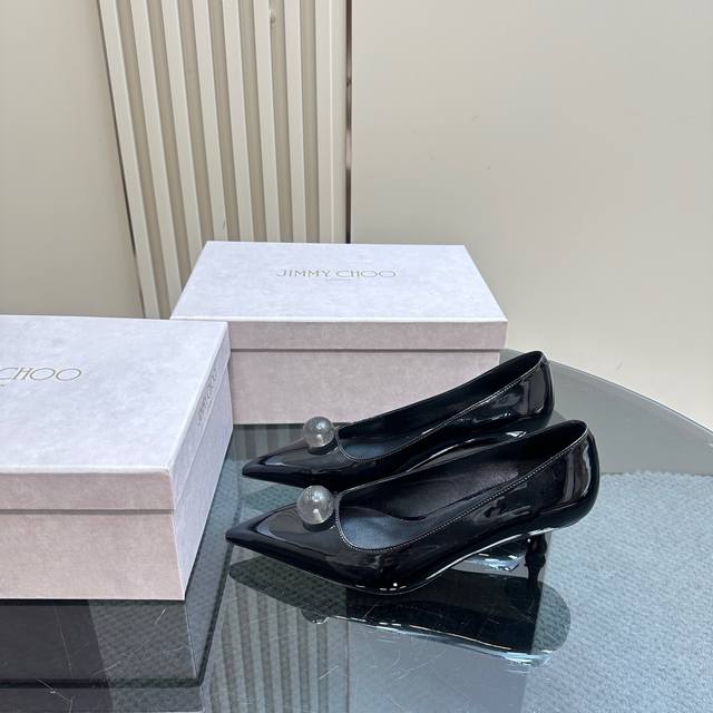 厂价 Jimmy Choo｜吉米周25WF早春新品水滴猫跟高跟鞋系列我们家JC一如既往品质优越 低调不失华丽 性感又不显张扬说的就是这款 上脚太好看了 鞋型是大