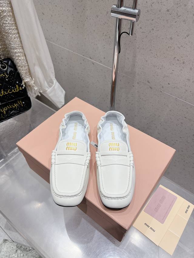 miumiu缪缪 秋冬新款玛丽珍芭蕾舞鞋MiuMiu秀场 复古风独一无二的来自Miu Miu系列的细节特写 新季的潮流要素一 适当面料：进口原版进口羊皮 内里：