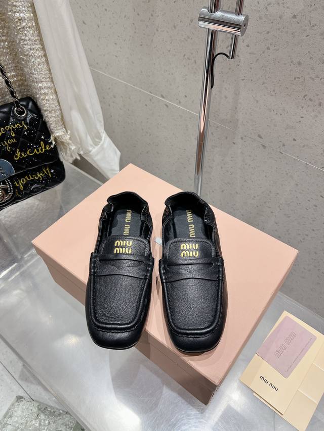 miumiu缪缪 秋冬新款玛丽珍芭蕾舞鞋MiuMiu秀场 复古风独一无二的来自Miu Miu系列的细节特写 新季的潮流要素一 适当面料：进口原版进口羊皮 内里：