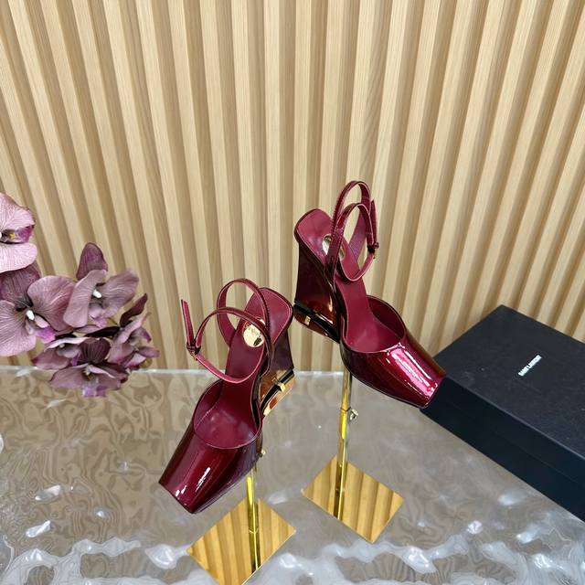 顶级品质2025早春新款Saint Laurent YSL圣罗兰坡跟鱼嘴凉鞋 YSL姐姐的美丽尤物高跟鞋 又是人间圣罗兰 Rose同款的小方头 高跟鞋化很好修饰