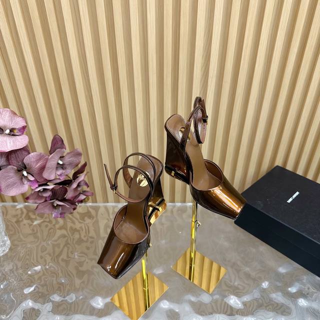 顶级品质2025早春新款Saint Laurent YSL圣罗兰坡跟鱼嘴凉鞋 YSL姐姐的美丽尤物高跟鞋 又是人间圣罗兰 Rose同款的小方头 高跟鞋化很好修饰