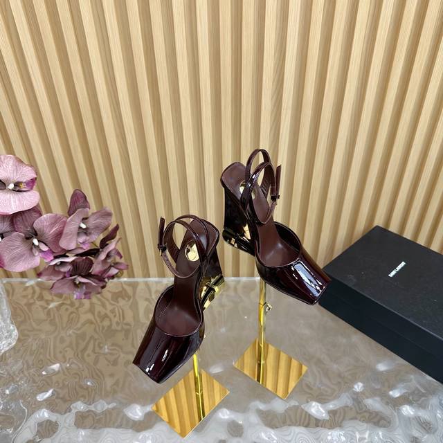 顶级品质2025早春新款Saint Laurent YSL圣罗兰坡跟鱼嘴凉鞋 YSL姐姐的美丽尤物高跟鞋 又是人间圣罗兰 Rose同款的小方头 高跟鞋化很好修饰