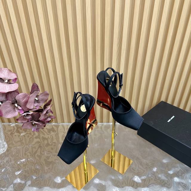顶级品质2025早春新款Saint Laurent YSL圣罗兰坡跟鱼嘴凉鞋 YSL姐姐的美丽尤物高跟鞋 又是人间圣罗兰 Rose同款的小方头 高跟鞋化很好修饰