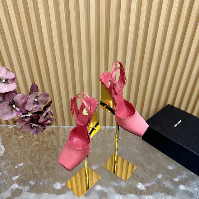 顶级品质2025早春新款Saint Laurent YSL圣罗兰坡跟鱼嘴凉鞋 YSL姐姐的美丽尤物高跟鞋 又是人间圣罗兰 Rose同款的小方头 高跟鞋化很好修饰