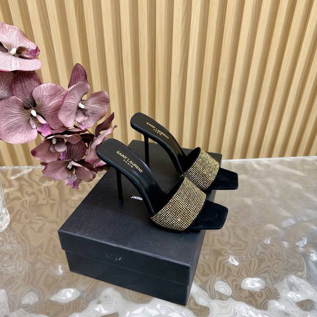 顶级品质2025早春新款Saint Laurent YSL圣罗兰烫钻一字带高跟凉鞋 YSL姐姐的美丽尤物高跟鞋 又是人间圣罗兰 Rose同款的小方头 高跟鞋化很