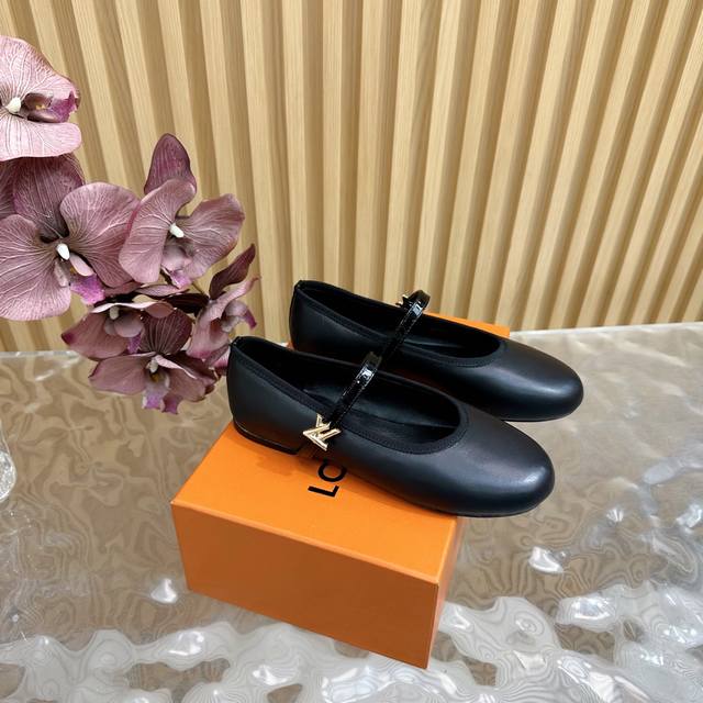 LV 路易威登 25 2025 早春新品 顶级版本专柜主打最新款 玛丽珍漆皮单鞋 硬货上新 鞋面：羊皮 漆皮内里：进口山羊皮里大底：真皮大底鞋码: 35-42