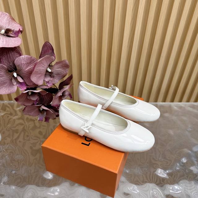 LV 路易威登 25 2025 早春新品 顶级版本专柜主打最新款 玛丽珍漆皮单鞋 硬货上新 鞋面：羊皮 漆皮内里：进口山羊皮里大底：真皮大底鞋码: 35-42