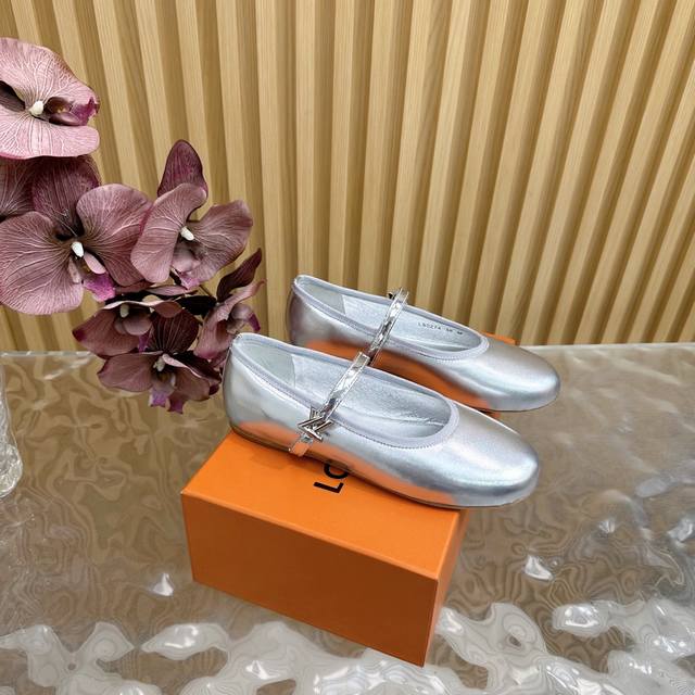 LV 路易威登 25 2025 早春新品 顶级版本专柜主打最新款 玛丽珍漆皮单鞋 硬货上新 鞋面：羊皮 漆皮内里：进口山羊皮里大底：真皮大底鞋码: 35-42