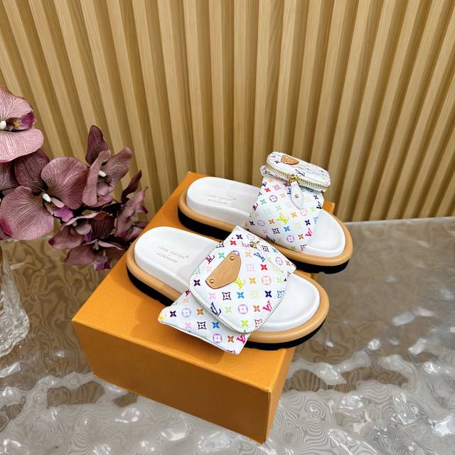LV 2025春夏新品 顶级版本专柜LV驴牌爆款 浮雕logo 压花 凉拖鞋 本款 Pool Pillow Comfort 平底凉拖取材科技织物，以高频压印技术