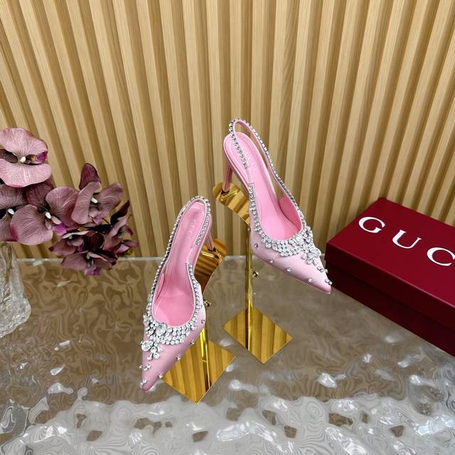 2025开春 新款首发美得挪不开眼2025专柜同步春夏新款Gucci 25S春夏新品水钻糖果色 后带凉鞋高跟 超闪水钻 G家在体现高级感这块 总让人大写的服气看