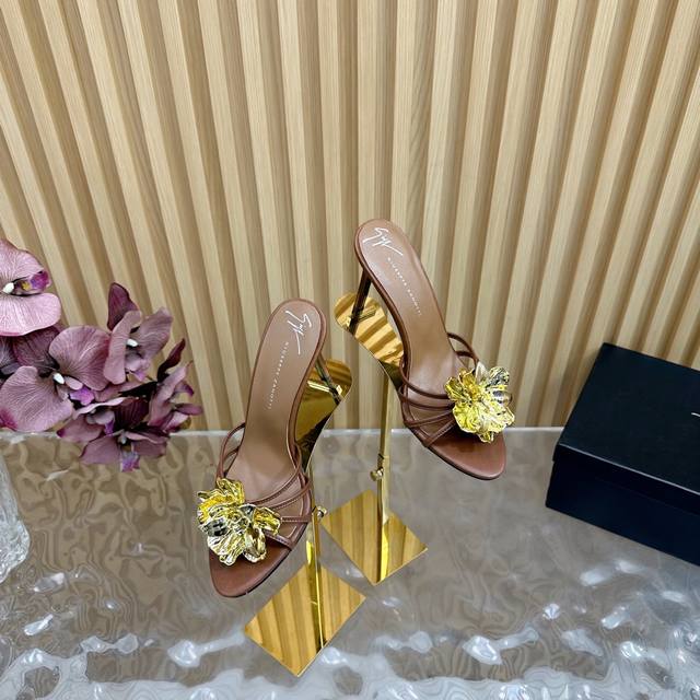 Giuseppe Zanotti 25ss新品 金花点缀高跟鞋果然很懂女人心 GZ斩男又斩女的高跟鞋 爱了不愧是最懂女人的品牌 上新即售空尤其是侧面线条设计流畅