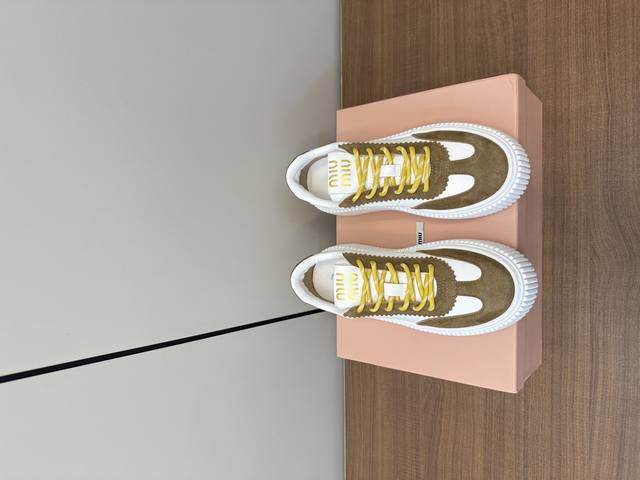 MIUMIU 2025新配色厚底撞色休闲鞋 春季主打系列之一 万年百搭款 怎么穿都错不了！鞋底厚度约4CM 穿上它秒变大长腿！经典Logo设计. 大大增加了鞋子