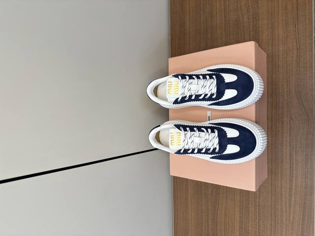 MIUMIU 2025新配色厚底撞色休闲鞋 春季主打系列之一 万年百搭款 怎么穿都错不了！鞋底厚度约4CM 穿上它秒变大长腿！经典Logo设计. 大大增加了鞋子