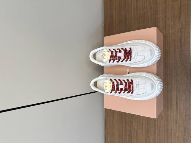 MIUMIU 2025新配色厚底撞色休闲鞋 春季主打系列之一 万年百搭款 怎么穿都错不了！鞋底厚度约4CM 穿上它秒变大长腿！经典Logo设计. 大大增加了鞋子