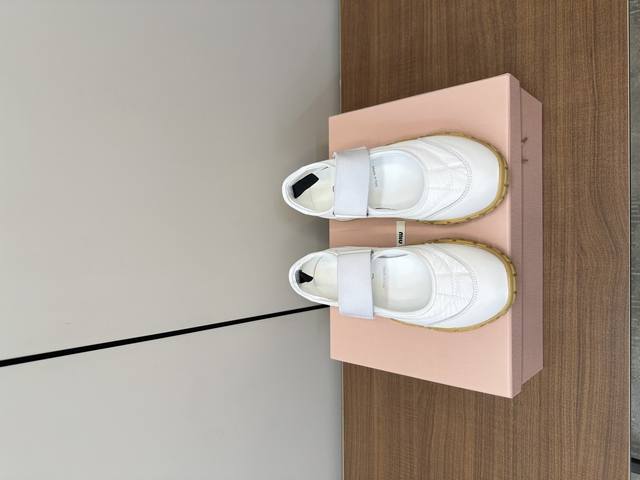 Miu Miu 25ss 春夏新款走秀 玛丽珍 德训 休闲鞋 秀场工艺来自Miu Miu系列的细节特写 新季的潮流要素与此刻挚爱的概念，多元对撞，传达现代风格~