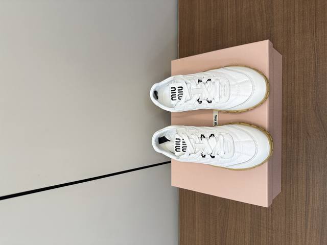 Miu Miu 25ss 春夏新款走秀MiuMiu 德训 休闲鞋 秀场工艺来自Miu Miu系列的细节特写 新季的潮流要素与此刻挚爱的概念，多元对撞，传达现代风