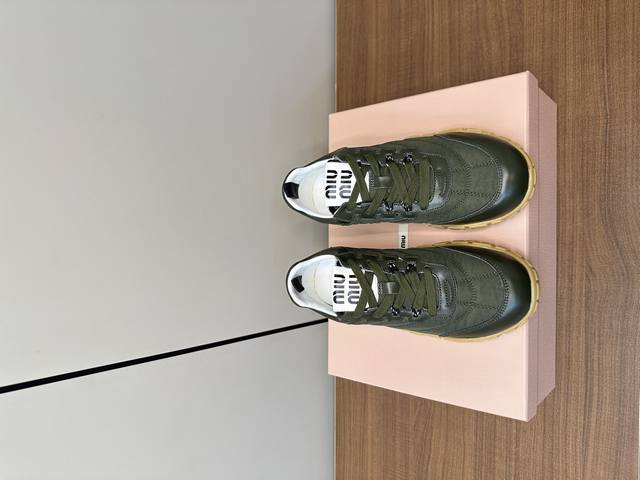 Miu Miu 25ss 春夏新款走秀MiuMiu 德训 休闲鞋 秀场工艺来自Miu Miu系列的细节特写 新季的潮流要素与此刻挚爱的概念，多元对撞，传达现代风