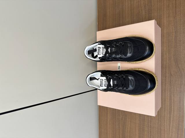 Miu Miu 25ss 春夏新款走秀MiuMiu 德训 休闲鞋 秀场工艺来自Miu Miu系列的细节特写 新季的潮流要素与此刻挚爱的概念，多元对撞，传达现代风