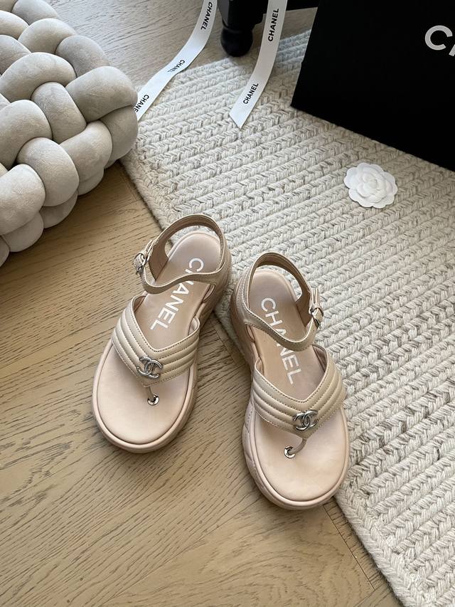 Chanel 25c早春新款厚底凉鞋！顶级版本！ 抢先发售~非常难买到的一款鞋子 闭眼入鞋面羊皮 丹宁牛仔面 垫脚羊皮 原版橡胶发泡底码数：34-41 定制不退