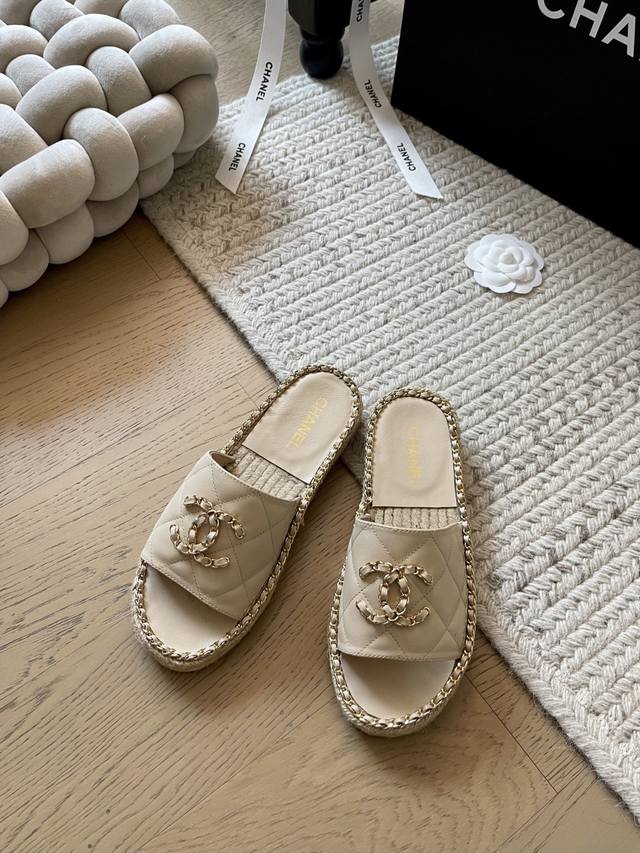 Chanel 25c早春新款链条平底拖鞋！顶级版本！抢先发售夏日度假必备单品 鞋面羊皮 垫脚羊皮 原版防滑大底码数：34-41 定制不退不换