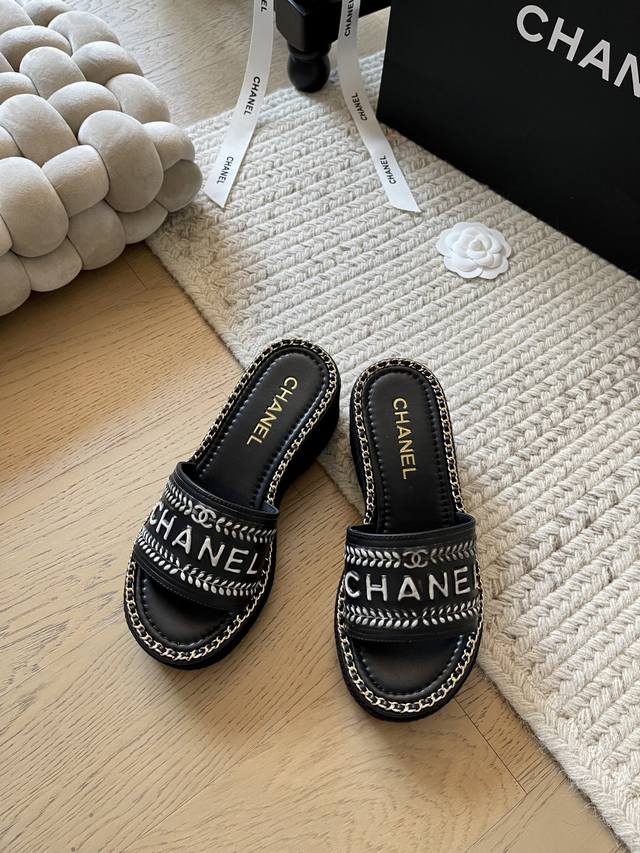 Chanel 25c早春新款链条凉鞋系列！顶级版本！抢先发售要高货的看过来鞋面牛皮 内里羊皮 原版防滑大底码数：34-41 定制不退不换