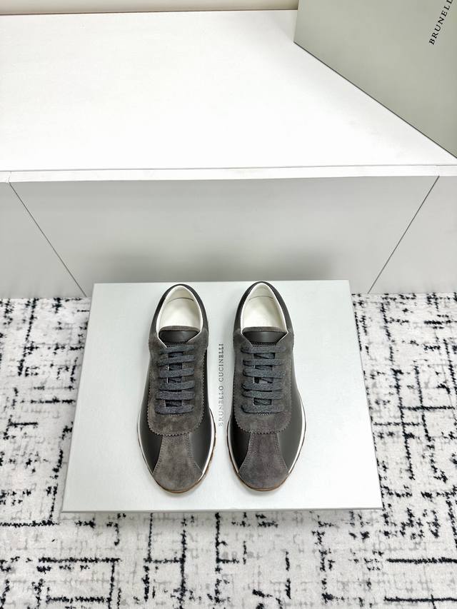 brunellocucinelli BC新款早秋新品女士条纹麂皮休闲运动鞋 装饰镶珠运动鞋 款号：25G27P鞋面：一比一复刻高丝光、牛皮拼接特殊材料搭配五金链