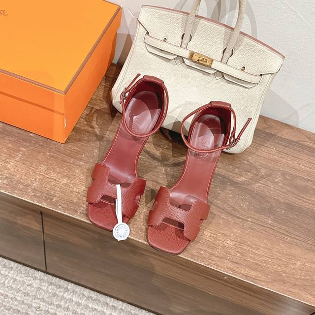 10.5cm组图 出厂价 Hermes 爱马仕 Joy 105高跟凉鞋 时尚又百搭 搭配H鞋头 超级舒服 每个细节都做到极致 搭配同色调标志性纯鞋扣 设计简约流