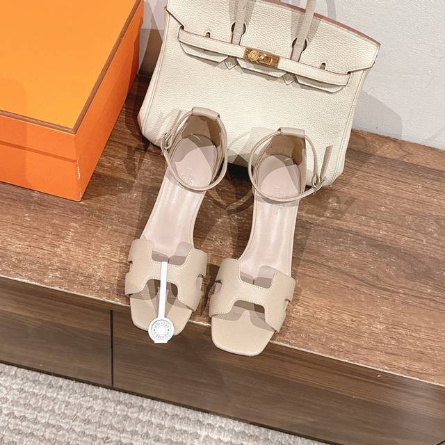 7cm组图 出厂价 Hermes 爱马仕 Joy 70高跟凉鞋 时尚又百搭 搭配H鞋头 超级舒服 每个细节都做到极致 搭配同色调标志性纯鞋扣 设计简约流畅 打造