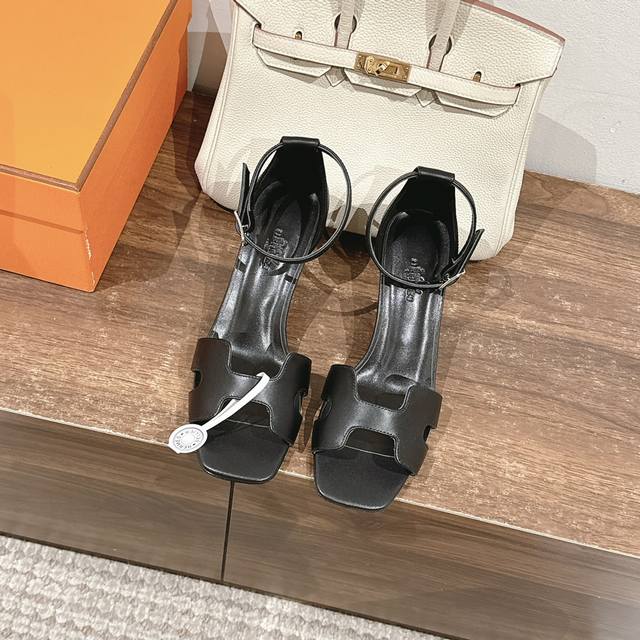 7cm组图 出厂价 Hermes 爱马仕 Joy 70高跟凉鞋 时尚又百搭 搭配H鞋头 超级舒服 每个细节都做到极致 搭配同色调标志性纯鞋扣 设计简约流畅 打造
