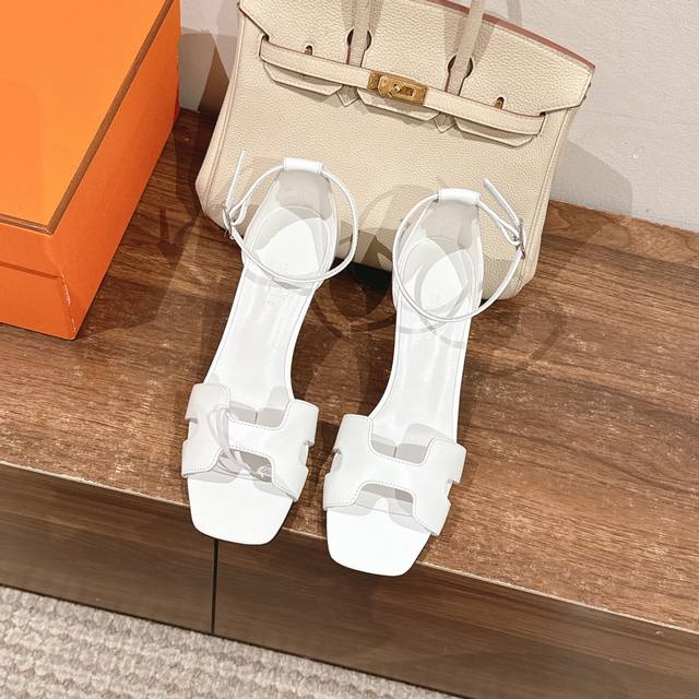7cm组图 出厂价 Hermes 爱马仕 Joy 70高跟凉鞋 时尚又百搭 搭配H鞋头 超级舒服 每个细节都做到极致 搭配同色调标志性纯鞋扣 设计简约流畅 打造