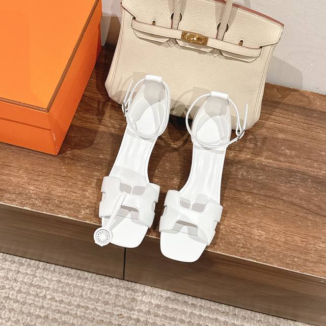 4cm组图 出厂价 Hermes 爱马仕 Joy 40高跟凉鞋 时尚又百搭 搭配H鞋头 超级舒服 每个细节都做到极致 搭配同色调标志性纯鞋扣 设计简约流畅 打造