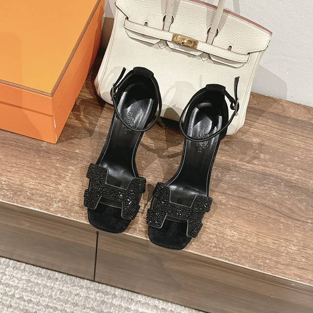 10.5cm组图 钻面出厂价 Hermes 爱马仕 Joy 105高跟凉鞋 时尚又百搭 搭配H鞋头 超级舒服 每个细节都做到极致 搭配同色调标志性纯鞋扣 设计简