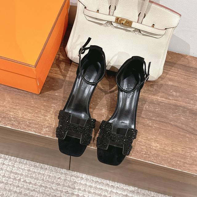 7cm组图 钻面出厂价 Hermes 爱马仕 Joy 70高跟凉鞋 时尚又百搭 搭配H鞋头 超级舒服 每个细节都做到极致 搭配同色调标志性纯鞋扣 设计简约流畅