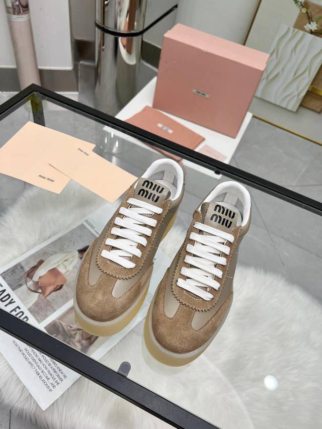 MiuMiu 缪缪 休闲小白鞋，美到心坎上啦！柔软的真皮材质，触感细腻，亲肤舒适。独特的设计，时尚又百搭，无论是搭配牛仔裤还是裙子，都能轻松驾驭。size：35