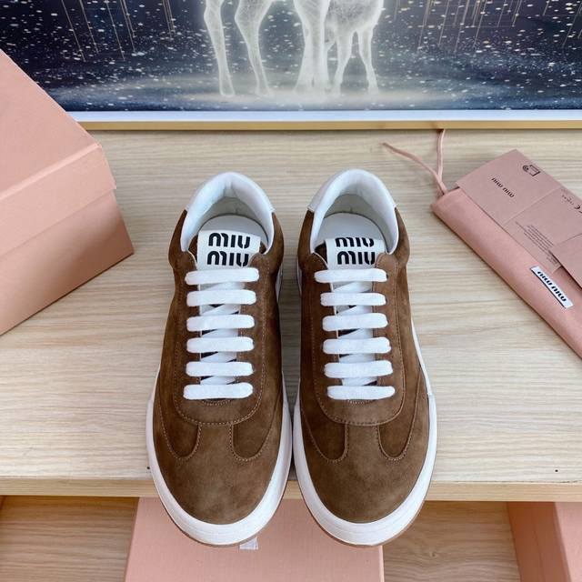 出厂 MiuMiu缪缪2025早春最新走秀款 休闲 运动鞋 阿甘鞋 德训鞋原版购入开发 做货 这款休闲运动鞋引起关注，MiuMiu缪缪在各大品牌中脱颖而出的四季