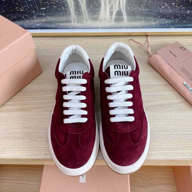出厂 MiuMiu缪缪2025早春最新走秀款 休闲 运动鞋 阿甘鞋 德训鞋原版购入开发 做货 这款休闲运动鞋引起关注，MiuMiu缪缪在各大品牌中脱颖而出的四季