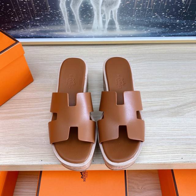 出厂 Hermès ，版型做工材料升级。Hermes市场最高版本纯手工鞋 顶级产品爱马仕松糕鞋 早春新款原版一样， 师傅级纯手工打造 ！高端定制，独家产品，行业